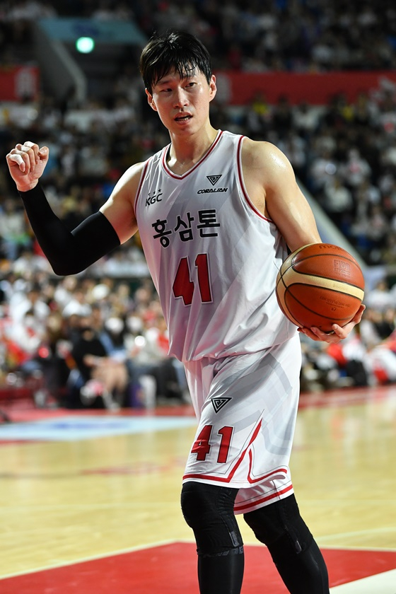 3차전에서 주먹을 불끈 쥔 오세근. /사진=KBL 제공