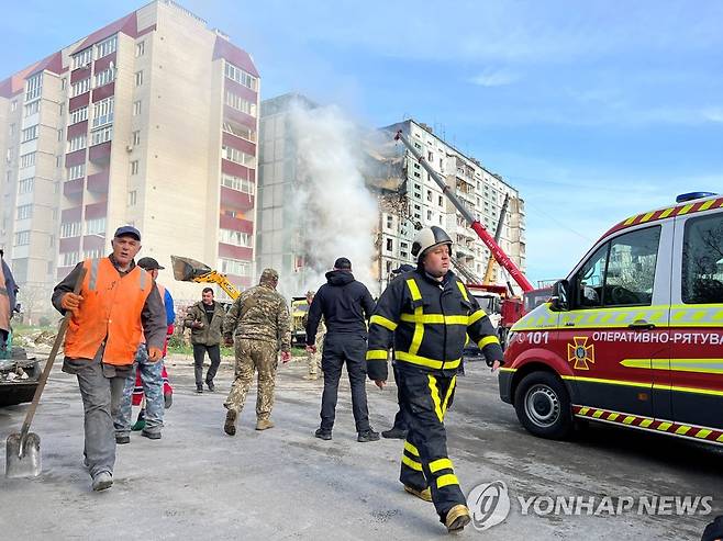 미사일 공격으로 파괴된 아파트 (우만 로이터=연합뉴스) 28일 새벽 러시아의 미사일 공격을 받은 우크라이나 도시 우만의 아파트. 재판매 및 DB 금지 photo@yna.co.kr (끝)