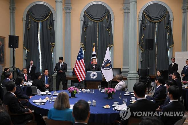 매사추세츠 주지사 방문한 윤 대통령 (보스턴=연합뉴스) 임헌정 기자 = 미국을 국빈 방문 중인 윤석열 대통령이 28일(현지시간) 보스턴 매사추세츠 주청사에서 열린 마우라 힐리 주지사와 오찬에서 인사말하고 있다. 2023.4.29  [공동취재] kane@yna.co.kr