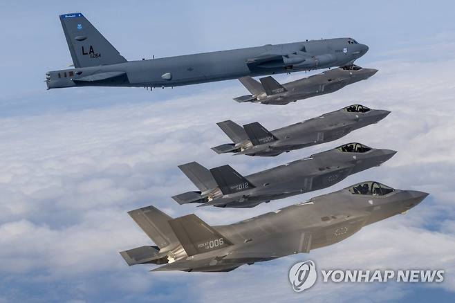 미국 B-52H 전략폭격기 한반도 전개…한미 공군 연합공중훈련 (서울=연합뉴스) 한미 공군이 4월 14일 한반도 상공에서 우리측 F-35A 전투기와 미측 B-52H 전략폭격기, F-16 전투기가 참여한 가운데 연합공중훈련을 실시하고 있다. 2023.4.14 [국방부 제공. 재판매 및 DB 금지] photo@yna.co.kr