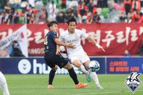 경합하는 수원FC 김주엽과 서울 이태석 [한국프로축구연맹 제공. 재판매 및 DB금지]