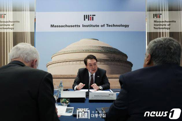 윤석열 대통령이 28일(현지시간) 보스턴 인근 매사추세츠 공과대학교에서 열린 MIT 디지털바이오 석학과의 대화에서 발언하고 있다. 사진=뉴스1