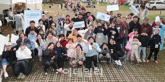 [이데일리 이영훈 기자] 제7회 이데일리 캠핑요리축제 ‘렛츠 고 캠핑’(Let‘s Go! Camping)이 29일 오후 경기 가평군 자라섬 캠핑장에서 열린 가운데 이원일 셰프와 참가자들이 기념촬영을 하고 있다.