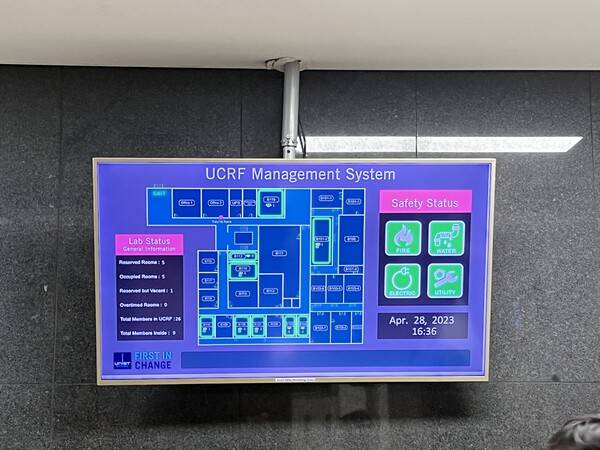 UCRF 입구에 설치된 모니터 화면에&nbsp;'UCRF 관리 시스템'이 표시되고 있다. (사진=정병연 기자)