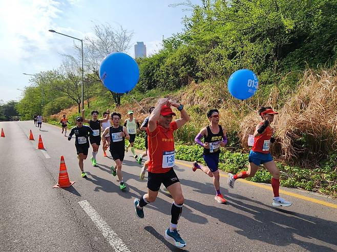 2023 서울하프마라톤에 참여해 페이스메이커로 나선 한 마라토너가 30일 둔치변 터널 인근에서 하트 표시를 그리며 역주하고 있다. /박강현 기자