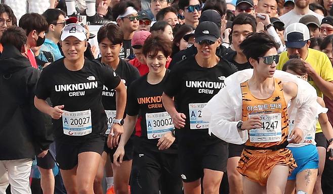 평소 자동차로 다니던 도심 한복판을 두 발로 마음껏 달릴 수 있는 ‘2023 서울하프마라톤’이 열린 30일 서울 광화문광장 거리에서 가수 션, 배우 임시완, 축구선수 조원희 등 참가자들이 출발하고 있다. 이번 서울하프마라톤은 코로나 사태로 4년 만에 현장 개최됐다. [남강호 기자]