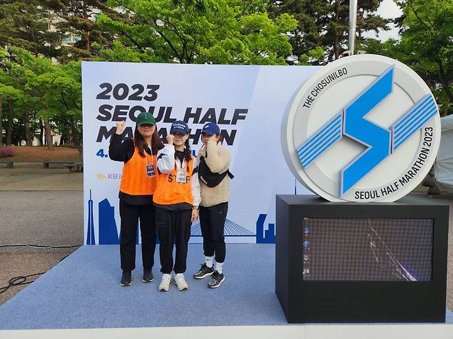 30일 2023 서울하프마라톤에 스태프로 참여한 장은서(왼쪽부터), 이민경, 이은지씨. /박강현 기자