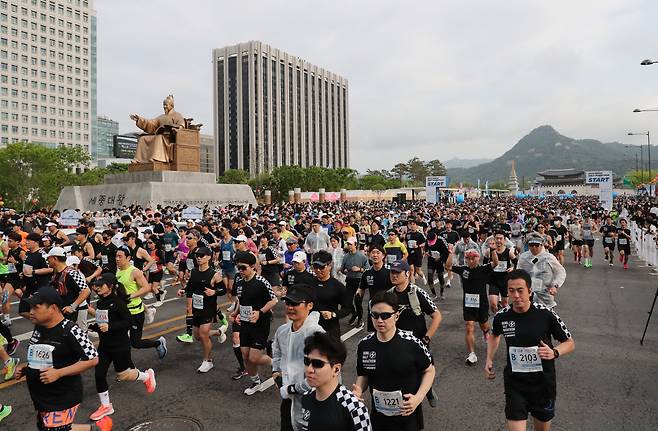 ‘2023 서울하프마라톤’이 열린 30일 서울 광화문광장 거리에서 참가자들이 출발하고 있다. [남강호 기자]