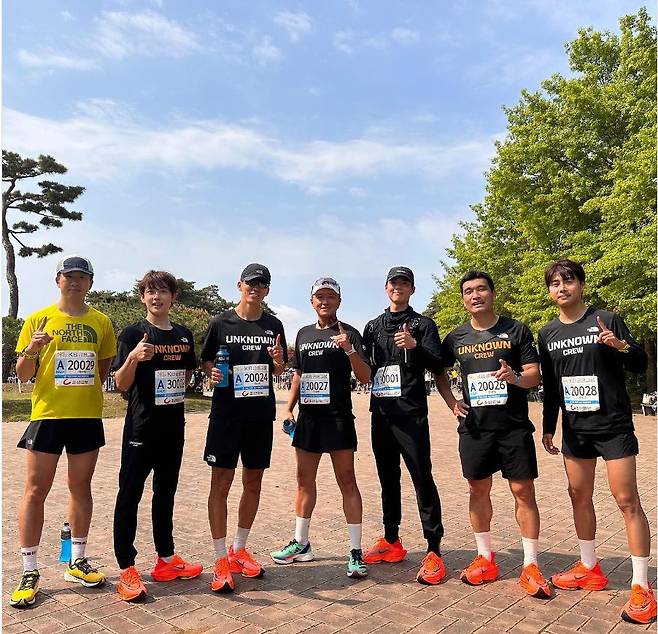 30일 서울하프마라톤에 참가한 어수하, 배우 임시완, 가수 션, 배우 진태현과 박보검, 전 축구선수 조원희, 전 육상선수 장호준(왼쪽부터)이 함께 기념 촬영을 했다. [진태현 인스타그램]