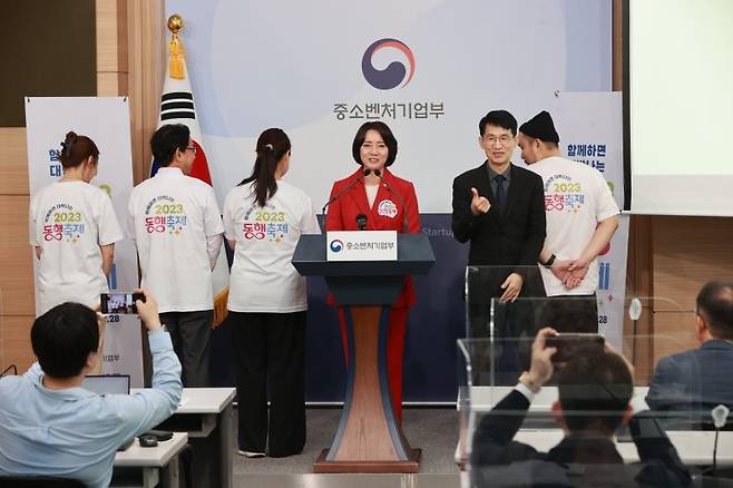 이영 중소벤처기업부 장관(왼쪽 네번째)이 3월21일 정부서울청사에서 동행축제에 참여하는 중소기업·소상공인들과 함께 동행축제 추진계획을 발표하고 있다. 중기부 제공.