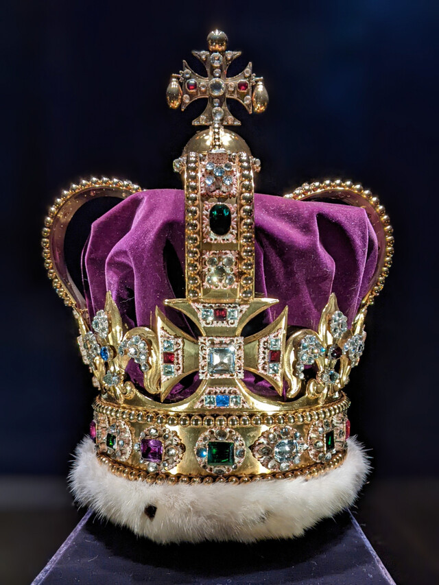 찰스 3세는 역대 영국 국왕 중 7번째로 ‘성 에드워드 왕관’을 쓰게 된다. 1661년에 제작된 이 대관식 왕관은 보석 444개가 박혀있어 무게가 2.23kg에 이른다. 위키피디아커먼스