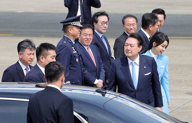 미국 국빈 순방을 마친 윤석열 대통령 부부가 30일 오후 서울공항에 도착해 차량에 오르고 있다. 윤운식 선임기자 yws@hani.co.kr