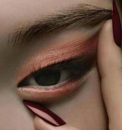 세계적인 의류 브랜드인 디올의 한 여성 모델이 자신의 눈을 찢는 포즈를 취하고 있다. 웨이보 캡처