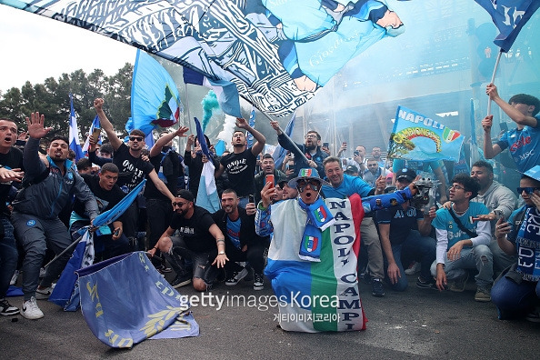 살레르니타나전을 앞둔 나폴리 팬들은 이미 축제 분위기다.(사진=게티이미지)