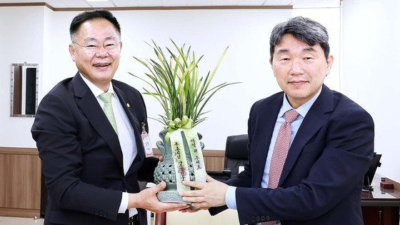 지난 26일 정부서울청사에서 김재욱 경북 칠곡군수(왼쪽)가 이주호 사회부총리 겸 교육부장관에게 동양란을 전달하고 있다. 이 화분에는 다부동전투 현장의 흙이 담겨 있었다. 사진 칠곡군