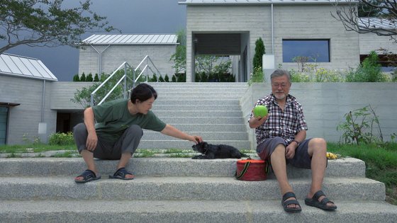 김정숙 여사와 유기견을 입양한 반려견 '토리', 문재인 전 대통령(왼쪽부터). 사진 엠프로젝트