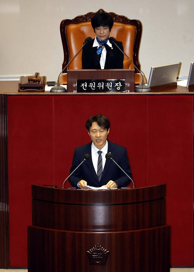 이탄희 더불어민주당 의원이 10일 오후 서울 여의도 국회 본회의장에서 열린 제405회국회(임시회) 제1차 국회의원 선거제도 개선에 관한 결의안 심사를 위한 전원위원회에서 발언을 하고 있다.  [김호영기자]