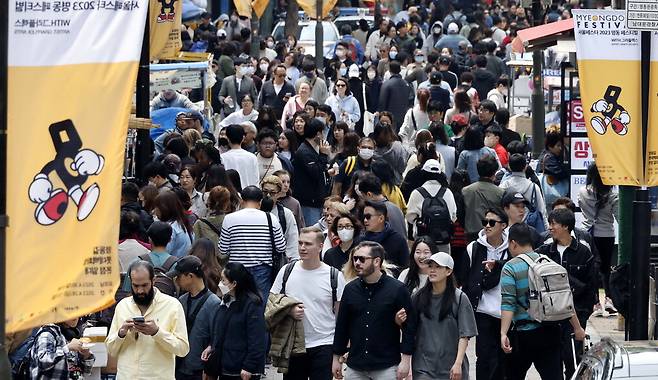 30일 서울 중구 명동 거리가 '명동 페스티벌 2023'을 찾은 관광객들로 인산인해를 이루고 있다. 서울시와 롯데백화점은 5월 7일까지 내·외국인 관광객 유입과 명동 상권 활성화를 위한 페스티벌을 진행한다.  김호영 기자