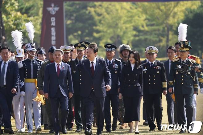 (서울=뉴스1) 안은나 기자 = 윤석열 대통령과 김건희 여사가 1일 충남 계룡대 대연병장에서 열린 제74주년 국군의 날 기념행사에 입장하고 있다. (대통령실 제공) 2022.10.1/뉴스1  Copyright (C) 뉴스1. All rights reserved. 무단 전재 및 재배포 금지.