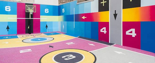 ‘RAD(Recycle and Donation)’ 프로그램으로 수거한 나이키 그라인드가 사용된 피갈레 농구장(Pigalle Duperré Basketball Court). 나이키 RAD 매장은 전 세계에 300여개가 있다. 그중 10분의 1인 31개가 한국에 있다. 나이키는 2025년까지 주요 소재의 50%를 친환경 소재로 대체해 50만 톤의 온실가스 감축 효과를 달성할 계획이다. [나이키]