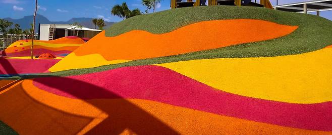 ‘RAD(Recycle and Donation)’ 프로그램으로 수거한 나이키 그라인드가 사용된 마드레이라 놀이터(Madureira Playground). 나이키 RAD 매장은 전 세계에 300여개가 있다. 그중 10분의 1인 31개가 한국에 있다. 나이키는 2025년까지 주요 소재의 50%를 친환경 소재로 대체해 50만 톤의 온실가스 감축 효과를 달성할 계획이다. [나이키]