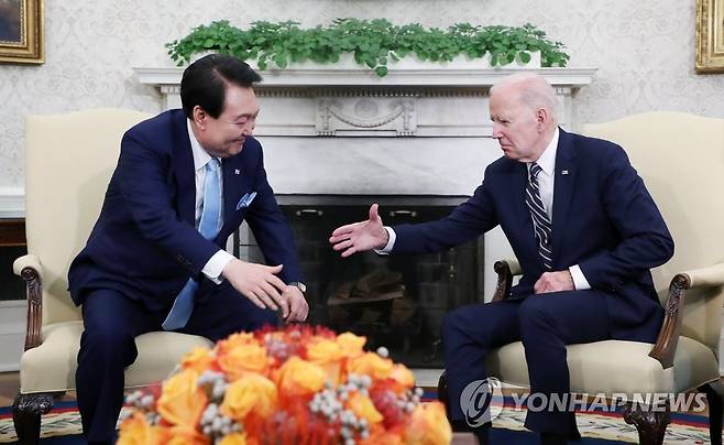 미국을 국빈 방문한 윤석열 대통령과 조 바이든 미국 대통령이 26일(현지시간) 워싱턴DC 백악관 오벌 오피스에서 한미 정상 회담을 하고 있다. 2023.4.26 연합뉴스