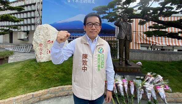 대만에 세워진 아베 신조 전 일본총리 동상 앞에서 포즈를 취하고 있는 천수이볜 전 총통의 아들 천즈중. 페이스북 캡처