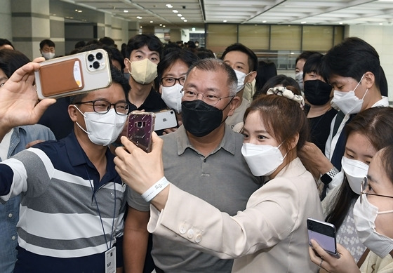 정의선 현대자동차그룹 회장이 직원들과 기념촬영을 하고 있는 모습. 현대차그룹 제공