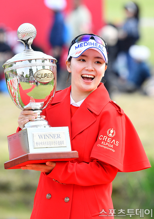 KLPGA 챔피언십 우승 트로피 들어올린 이다연