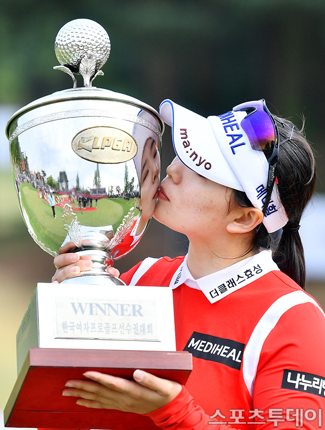 KLPGA 챔피언십 우승 트로피 들어올린 이다연