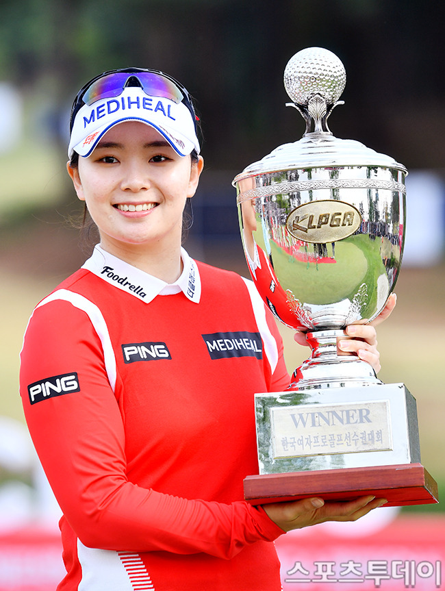 KLPGA 챔피언십 우승 트로피 들어올린 이다연