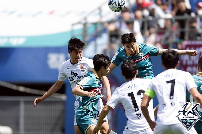 ▲ 치열하게 싸운 대전 하나시티즌과 제주 유나이티드 ⓒ한국프로축구연맹