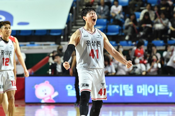 3차전 승리 후 포효하는 오세근. /사진=KBL