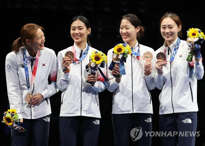 2021년 7월 도쿄올림픽 여자 사브르 단체전에서 동메달 딴 한국 선수들. 왼쪽부터 최수연, 김지연, 서지연, 윤지수 [연합뉴스 자료사진]