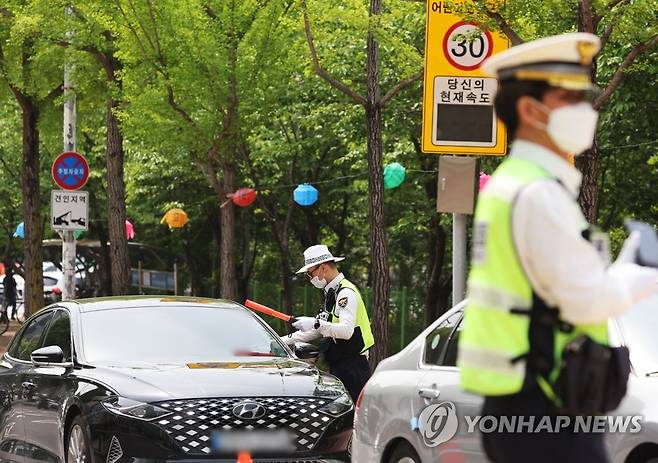 '음주운전 단속합니다' (수원=연합뉴스) 홍기원 기자 = 30일 오후 경기도 수원시 광교산 입구에서 경찰이 행락지 및 스쿨존 음주단속을 하고 있다. 2023.4.30 xanadu@yna.co.kr