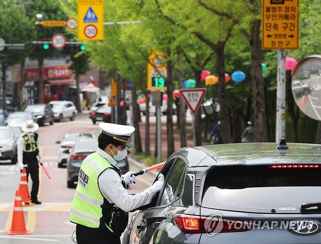 행락지 및 스쿨존 음주단속 (수원=연합뉴스) 홍기원 기자 = 30일 오후 경기도 수원시 광교산 입구에서 경찰이 행락지 및 스쿨존 음주단속을 하고 있다. 2023.4.30 xanadu@yna.co.kr