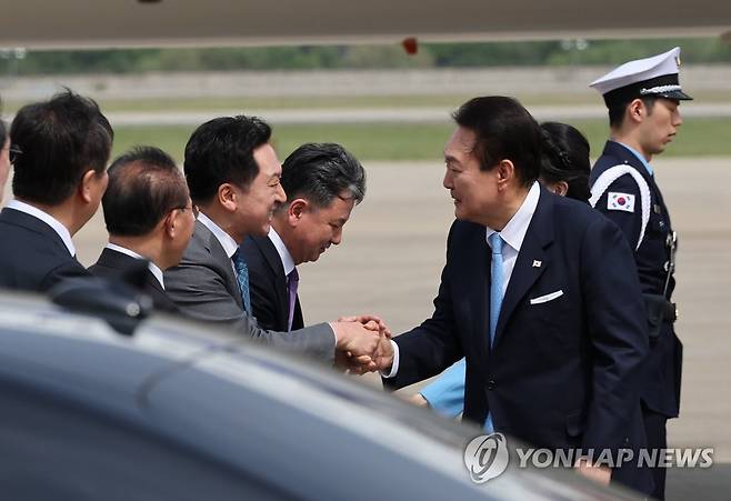 윤석열 대통령, 미국 국빈방문 마치고 귀국 (성남=연합뉴스) 임헌정 기자 = 미국 국빈 방문 일정을 마친 윤석열 대통령이 30일 성남 서울공항에서 공군 1호기에서 내리며 영접 나온 국민의힘 김기현 대표와 인사하고 있다. 2023.4.30 kane@yna.co.kr