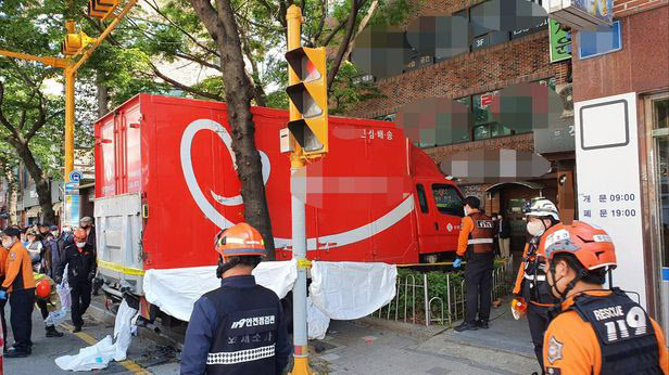 1일 오후 2시27분께 부산 해운대구 반송동 한 상가 앞길에서 2.5t 화물차량이 인도로 돌진했다.(사진=연합뉴스)