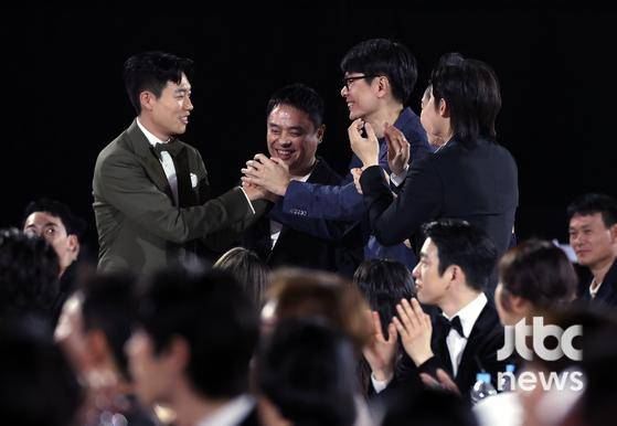 배우 류준열이 28일 오후 인천 중구 운서동 파라다이스시티에서 열린 '제59회 백상예술대상'에서 영화부문 남자 최우수 연기상을 수상한 뒤 축하를 받고 있다.  특별취재반 / 2023.04.28/