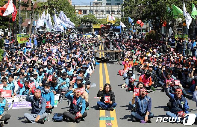 전국민주노동조합총연맹 제주지역본부 조합원들이 근로자의 날인 1일 제주시청 앞 도로에서 열린 '2023 세계노동절 제주대회'에서 구호를 외치고 있다.2023.5.1./뉴스1 ⓒ News1 오미란 기자