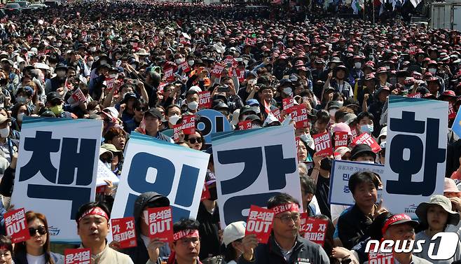 전국민주노동조합총연맹 조합원들이 1일 서울 광화문 세종대로 일대에서 열린 '2023 세계 노동절 대회'에서 구호를 외치고 있다. 2023.5.1/뉴스1 ⓒ News1 이동해 기자