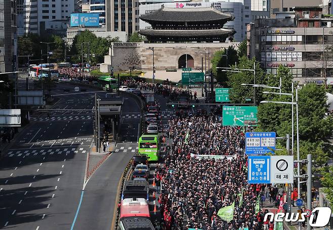 전국민주노동조합총연맹 조합원들이 1일 서울 세종대로 일대에서 열린 2023 세계 노동절 대회'를 마친 뒤 대통령실을 향해 행진하고 있다. 2023.5.1/뉴스1 ⓒ News1 이동해 기자