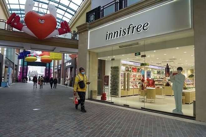 중국 베이징의 쇼핑몰 안에 있는 이니스프리 매장. 모회사인 아모레퍼시픽은 2023년 상반기 중에 중국 내 모든 이니스프리 매장을 닫기로 했다. /베이징=김남희 특파원