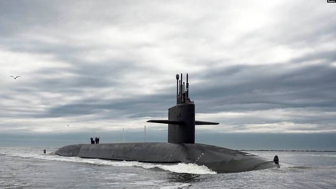 오하이오급 전략 핵잠수함(SSBN) USS 테네시, 미국은 오하이오급 핵잠수함을 14척 보유하고 있다. 동력만 원자로를 쓰면 원자력 추진 공격원잠(SSN)이라고 부른다. 핵무기를 탑재한다면 탄도미사일원잠(SS-Ballistic missile-N, SSBN)또는 전략원잠이다. SSBN의 SS(Ship Submersible)는 잠수함을 의미한다. B는 탄도 미사일, N은 원자력 추진을 뜻한다. 재충전 없이 9년간 이동가능하며 SLBM 발사관 24개 탑재로 트라이던트 II 미사일 한기당 475kt W88 열핵탄두 8발이 들어간다. 총 192발의 핵탄두를 투하할 수 있다. 한 척으로 웬만한 국가를 소멸시킬 수 있다는 평가를 받는다. 오하이오급 SSBN 가운데 일부 토마호크 순항미사일을 장착한 기종을 SSGN으로 호칭한다. G는 유도 미사일을 뜻한다. 토마호크의 원형공산오차(CEP)는 1m 정도로 알려져 있다 자료=내셔널 인터레스트(national interest)