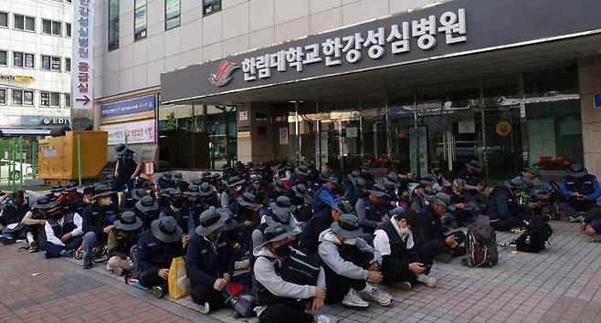 노동절인 1일 구속 전 피의자 심문(영장실질심사)를 앞두고 분신을 한 건설노조 강원지부 양아무개씨가 입원한 서울 영등포구 한강성심병원 앞을 건설노조 조합원들이 지키고 있다. 윤운식 선임기자 yws@hani.co.kr