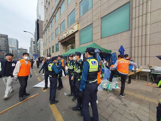 서울 중구청 직원들이 4월4일 세종호텔 앞 해고노동자 농성천막을 강제 철거하고 있다. 경찰 병력이 주변을 지키고 있다. 세종호텔 정리해고 철회를 위한 공동대책위원회 제공