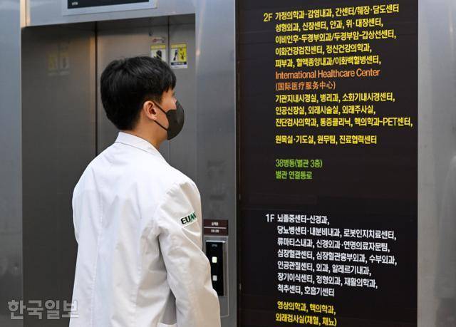 박대준 교수가 12일 오전 회진을 돌던 중 엘리베이터를 기다리고 있다. 회진은 환자 병실을 돌아다니며 입원한 환자 상태를 점검하는 일이다. 그는 엘리베이터가 '오래 걸린다' 싶으면 곧바로 계단으로 발걸음을 돌렸다. 8층 7층 11층 5층 여러 층을 '동에 번쩍 서에 번쩍' 오가며 여러 명의 환자를 단시간 내 봐야 하다 보니 생긴 습관인 듯했다. 홍인기 기자
