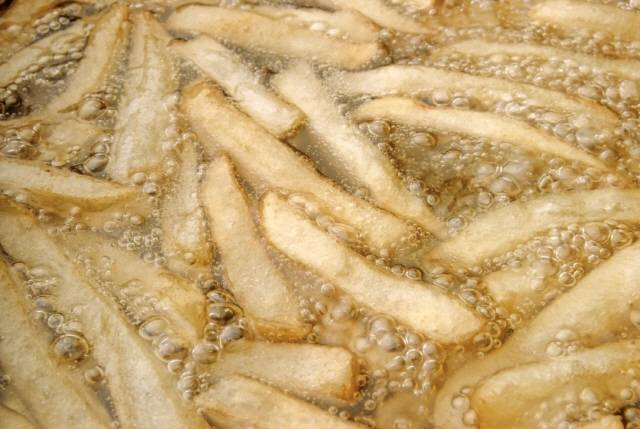 기름진 음식을 많이 먹거나 흡연해서 뇌혈관이 빨리 좁아지는 사람들은 기억력 감퇴가 빠르다./클립아트코리아