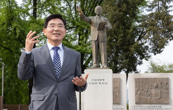 서울 남산 자유총연맹 마당에 세워진 '건국 대통령 이승만 박사상' 앞에서 인터뷰에 응한 김열수 한국군사문제연구원 안보전략실장. 그는 "이승만 대통령이 강대국 미국을 상대로 벼랑끝 전술을 구사해 한미동맹을극적으로 성사시켰고 지난 70년 대한민국 안보와 번영에 주춧돌을 놓았다"고 높게 평가했다.김종호 기자