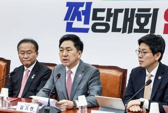국민의힘 김기현(가운데) 대표가 지난달 27일 오전 서울 여의도 국회에서 열린 최고위원회의에 참석해 발언하고 있다. 왼쪽은 윤재옥 원내대표, 오른쪽은 김병민 최고위원. 김성룡 기자